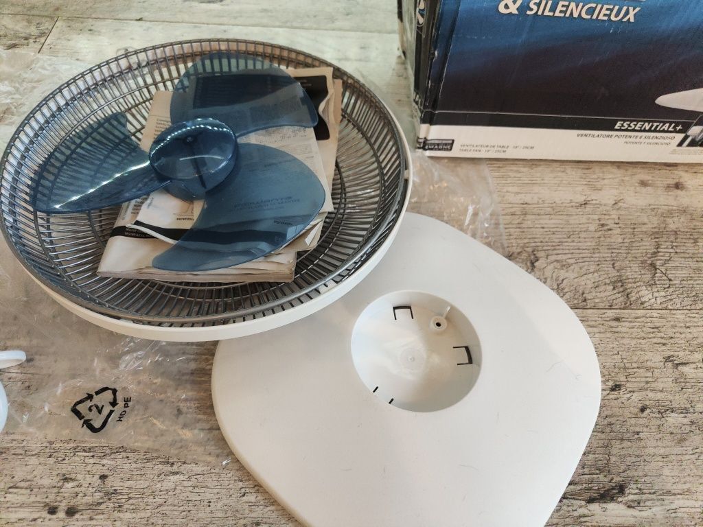 Wentylator stołowy biurkowy obrotowy Rowenta Essential+ biały VU2310