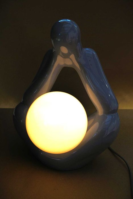 Lampa stojąca ceramiczna- człowiek, fioletowa, z kloszem