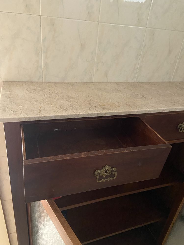 Móvel de madeira com portas de vidro