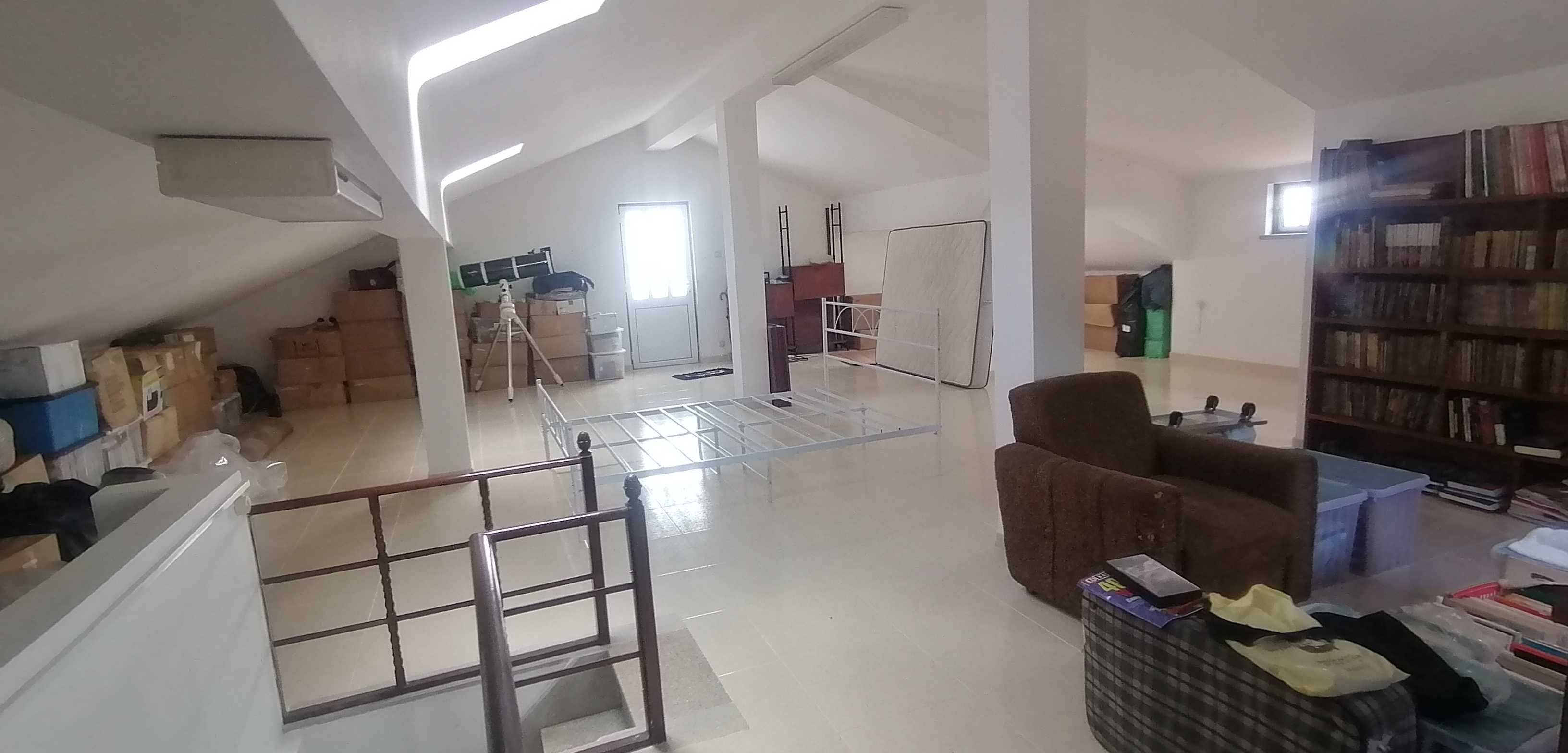 Pequena quinta, casa principal, um anexo e uma divisão externa extra.