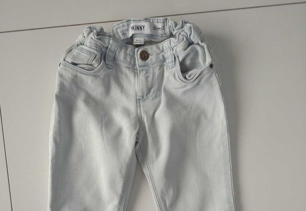 Jasne jeansy Skinny rurki dla dziewczynki 110 cm 4-5 lat