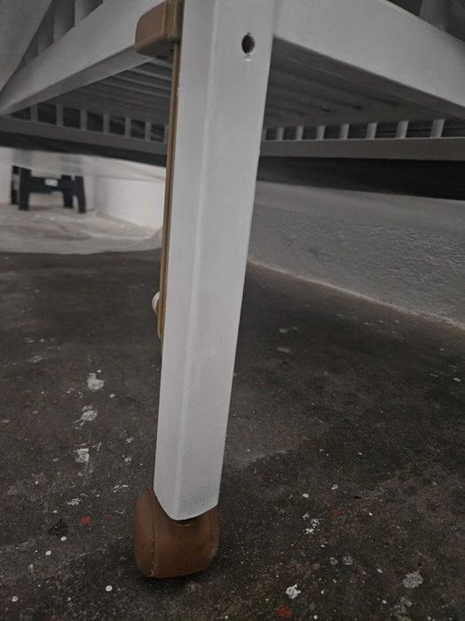 Berço branco com rodas