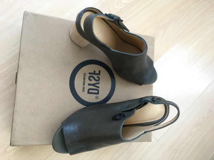 Sandálias em pele NOVAS