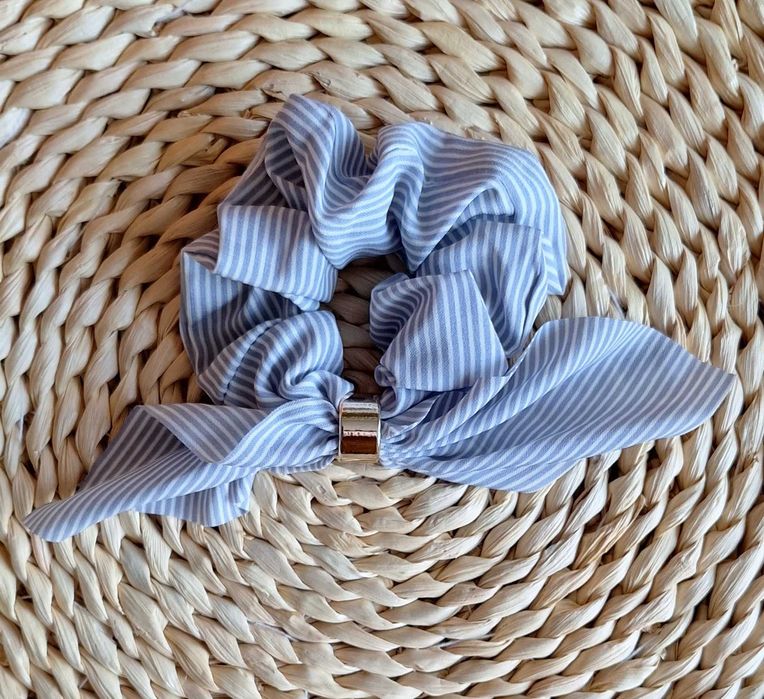 Scrunchie z uszami w biało niebieskie paski złoty pierścień