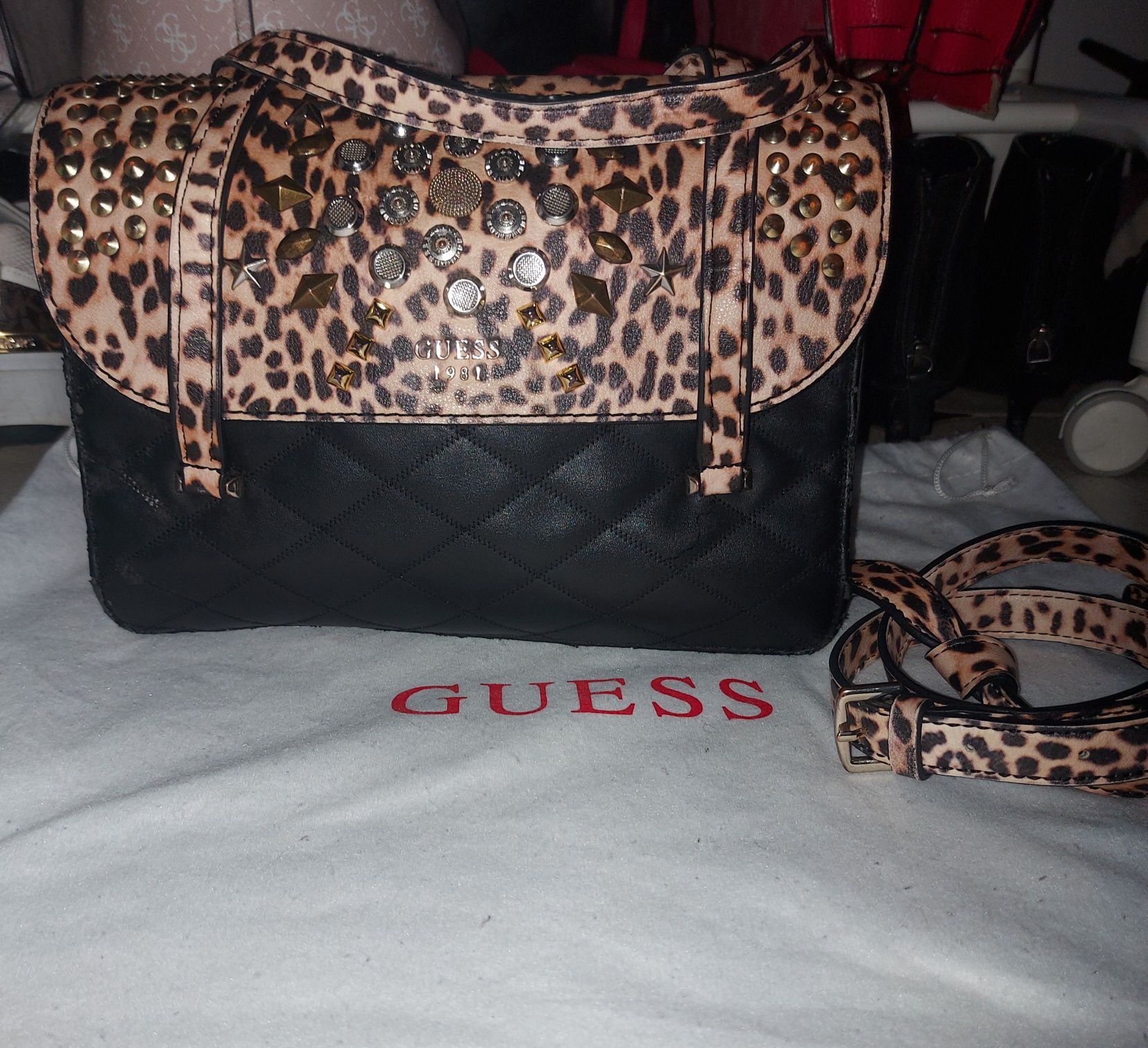 Guess 1981 com tachas + dust bag