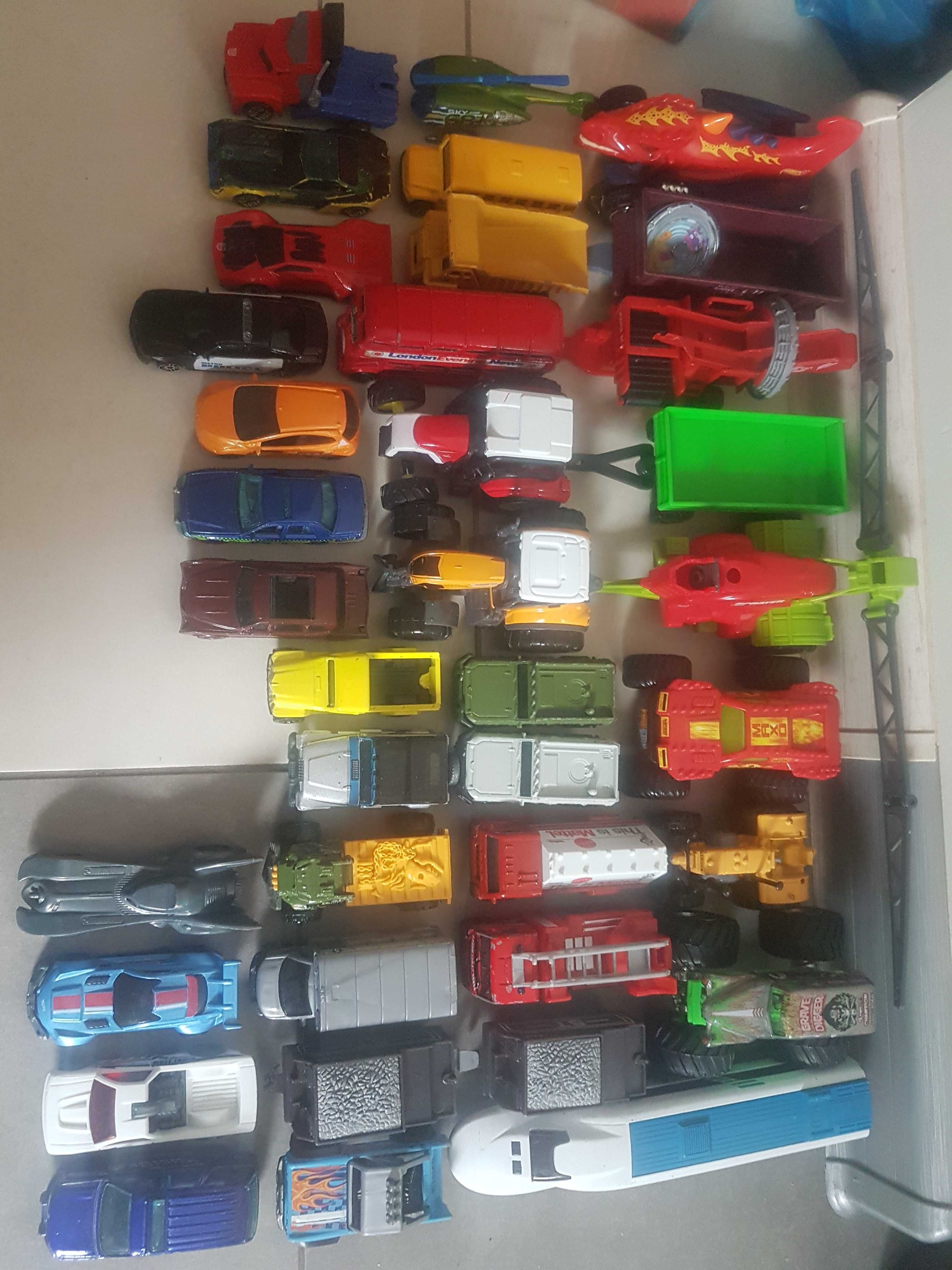 Autka zabawki resoraki samochodziki hot wheels i inne traktory