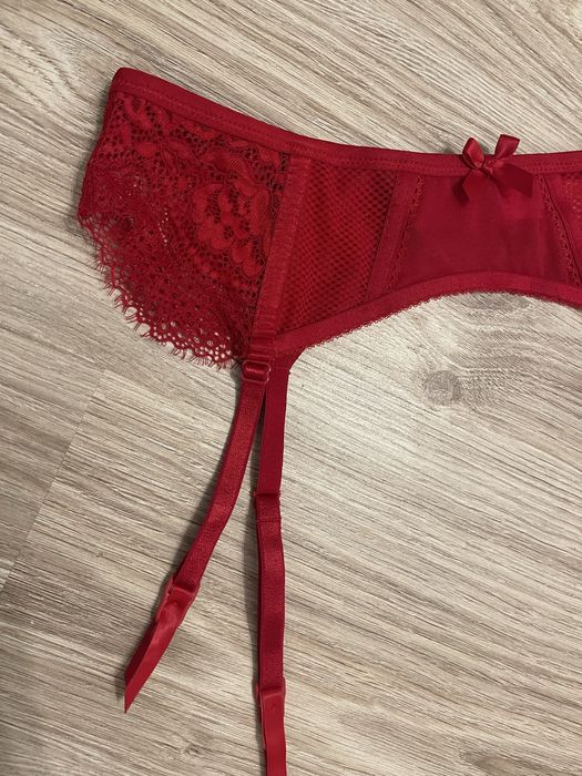 Кружевной красный пояс для чулок hunkemoller