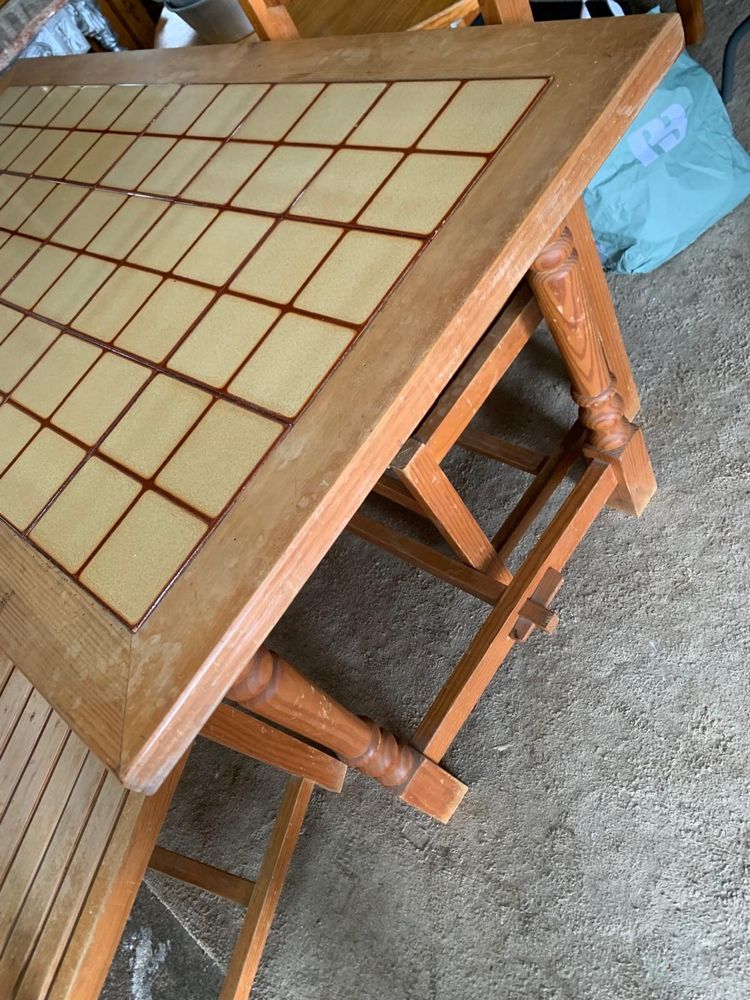 Mesa com azulejo e 3 cadeiras