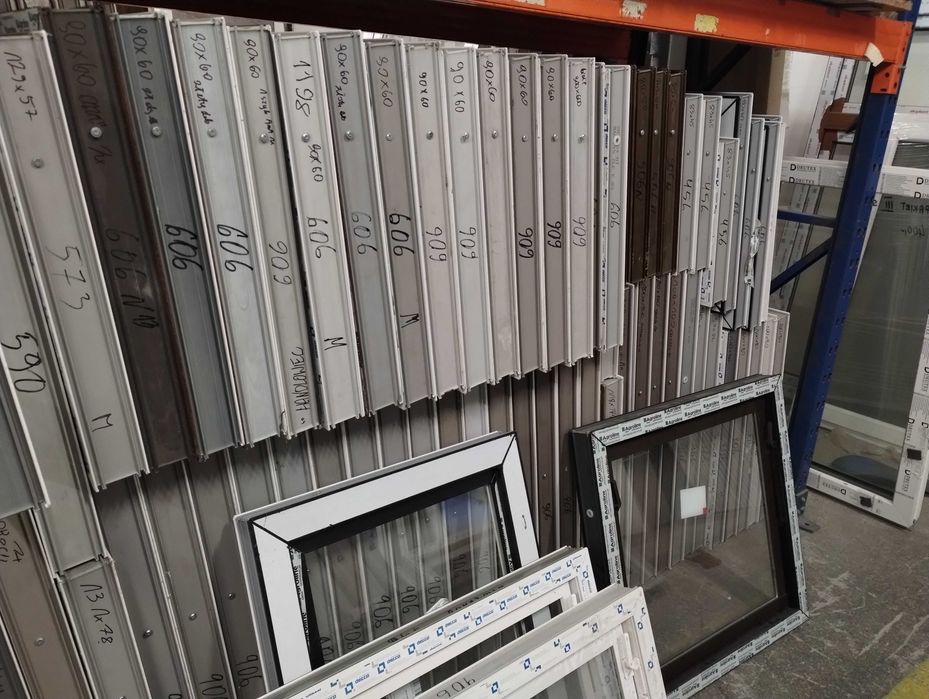 Okno gospodarcze 900x600 uchylne białe Okna Szadek