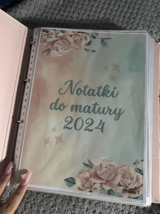 Segregator z notatkami do matury z Polskiego