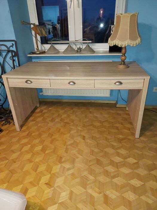 Biurko, 2 szafki iszafa.