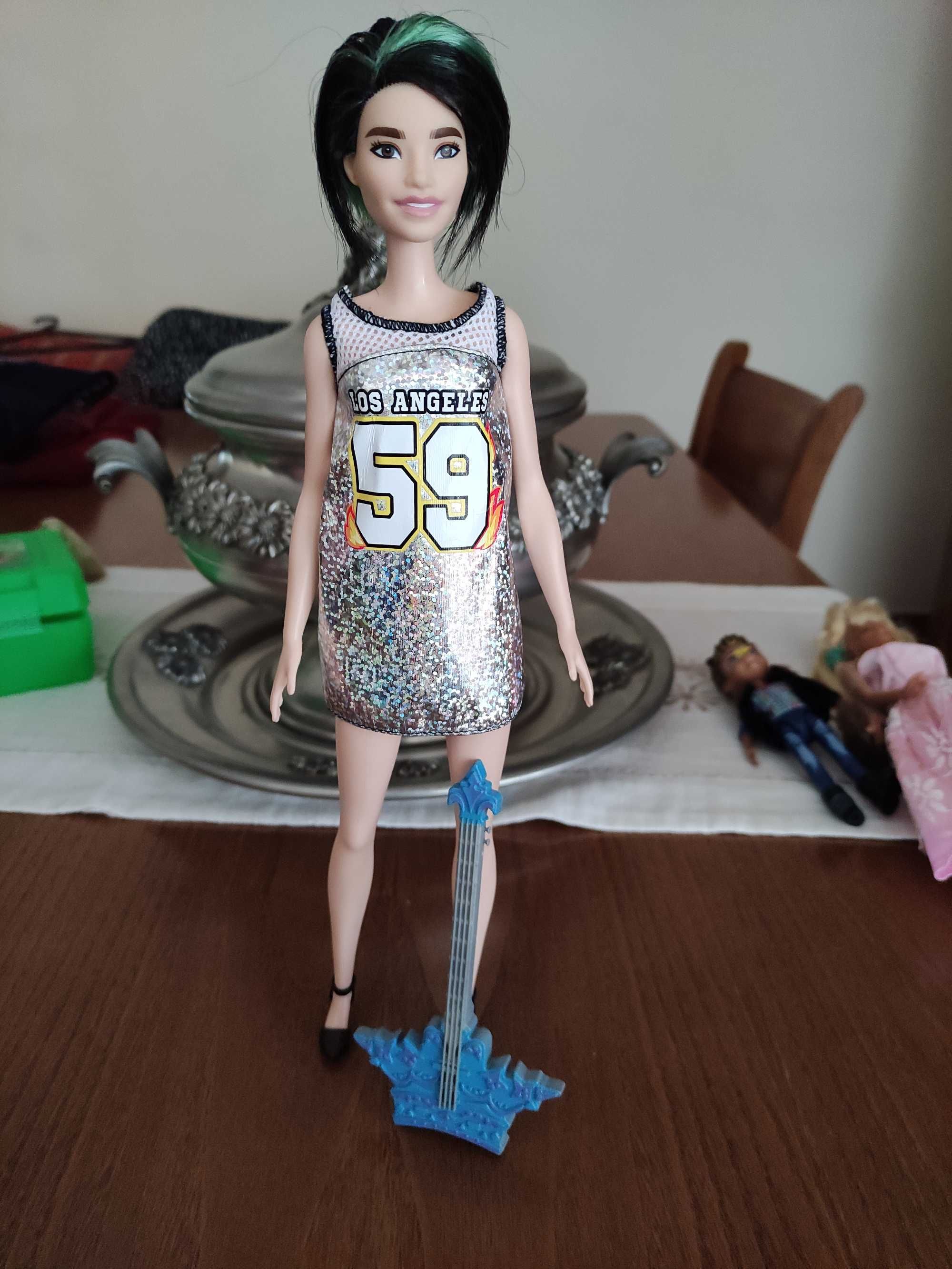 Bonecas Barbies Com Roupa e Acessórios