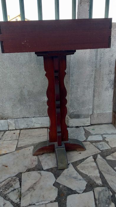 Púlpito antigo em madeira e pés com folha de cobre