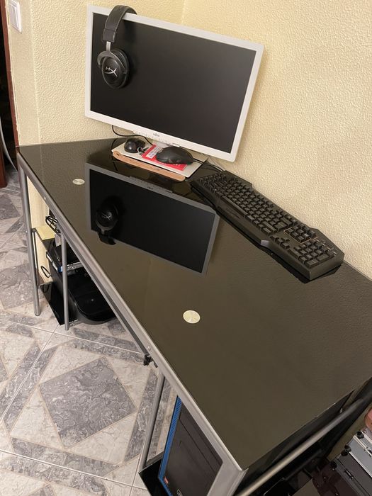 Secretaria e mesa de centro