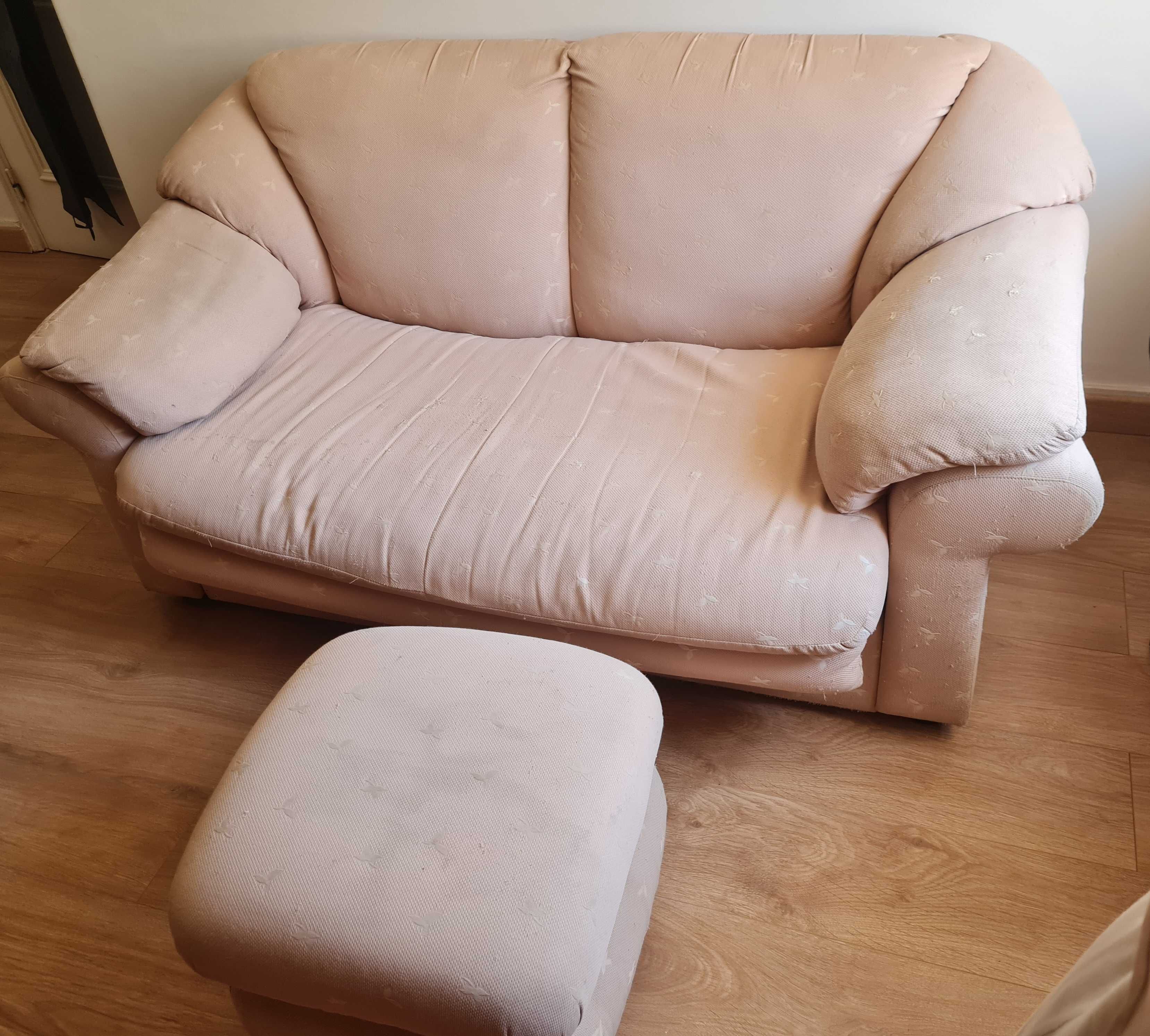 Sofá de 3 lugares muito confortável mais um puf igual.