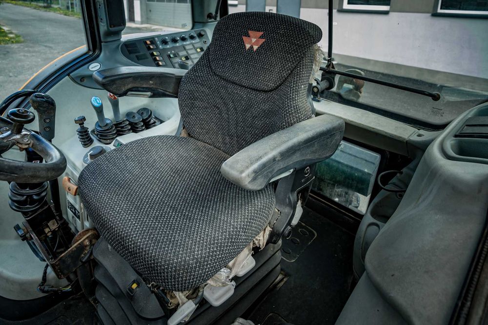 Ciągnik rolniczy Valtra N82 (2009) + ładowacz czołowy z łyżką