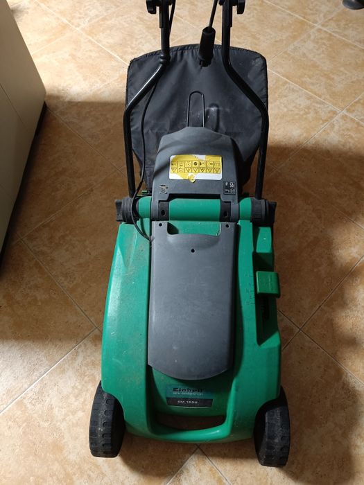 Máquina de cortar relva