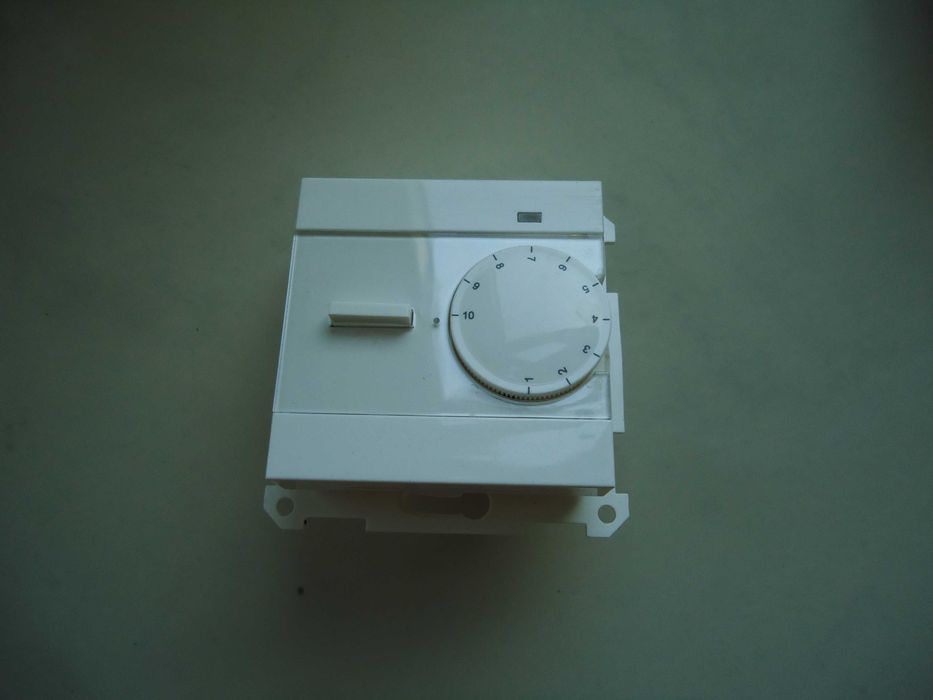 Termostat do sterowania ciepłem ogrzewaniem podłogowym regulator