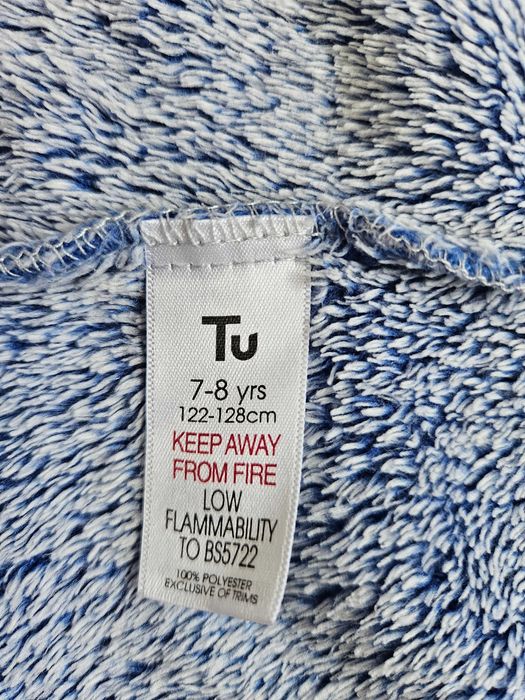 Puszysty szlafrok z kapturem rozm. 122/128