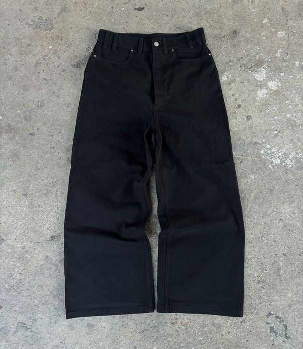 Чорні широкі джинси — стильний мінімалізм та комфорт