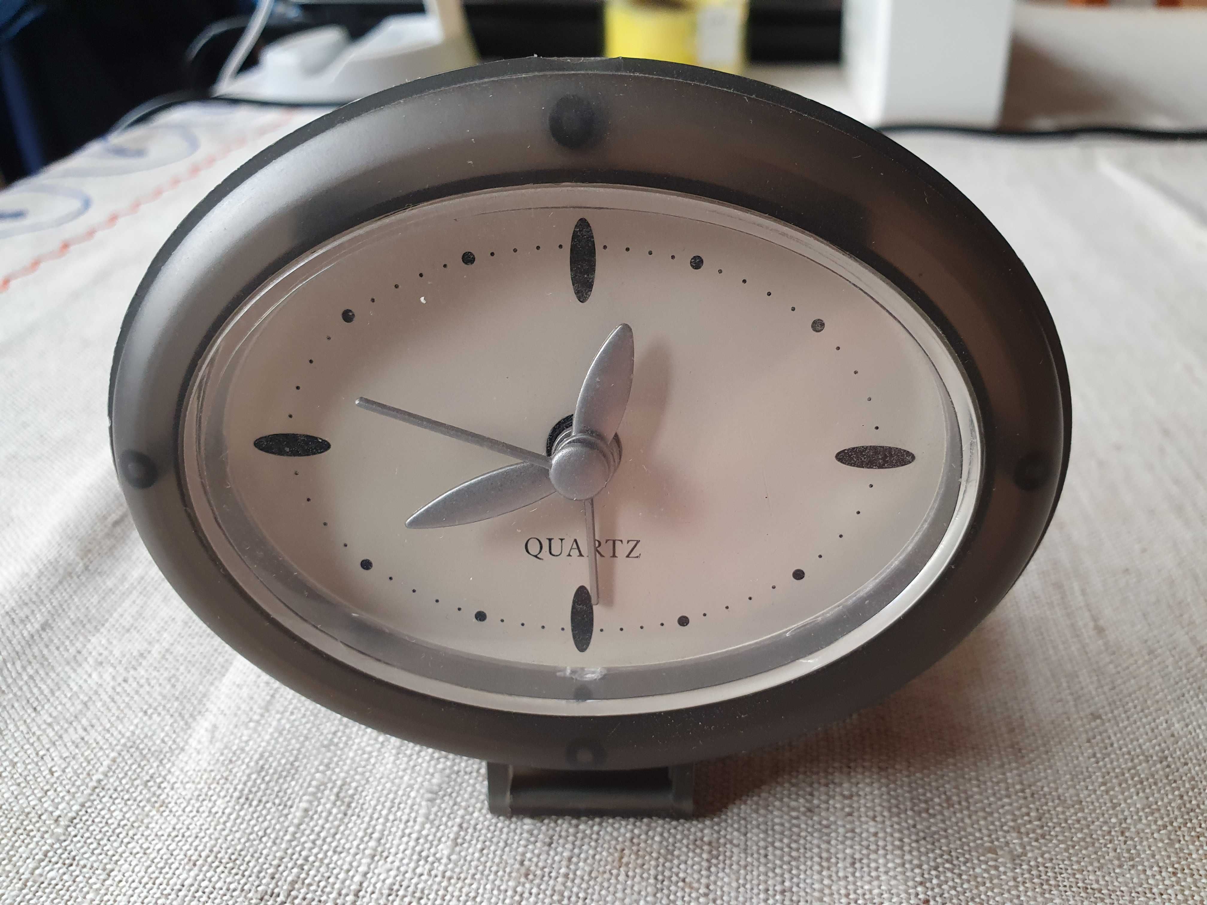 Budzik z mechanizmem kwarcowym