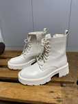Botas beges, como novas.