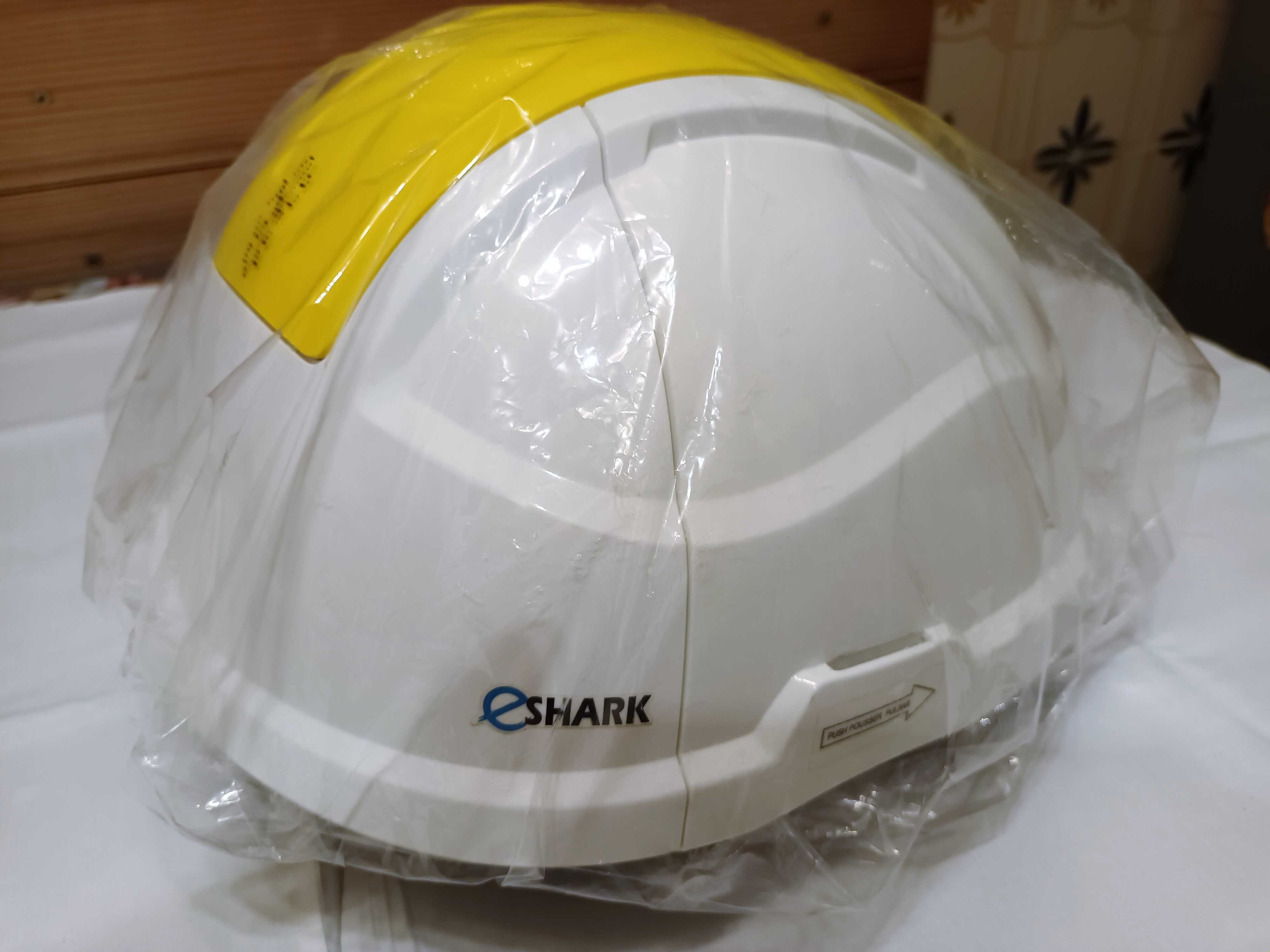 Capacete E-SHARK usado.