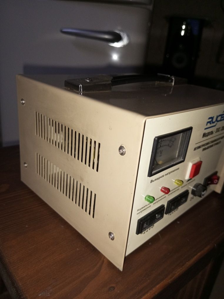 Продам стабилизатор напряжения модель svc-300va