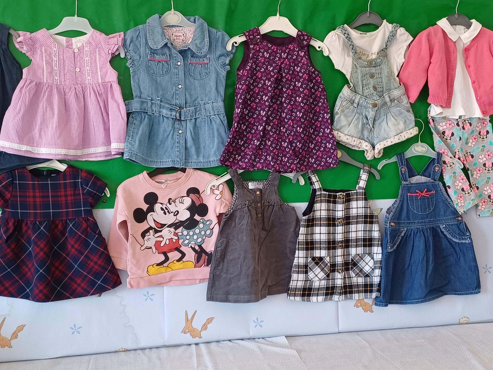 Vestidos 6 a 9 meses. 8 euros todos