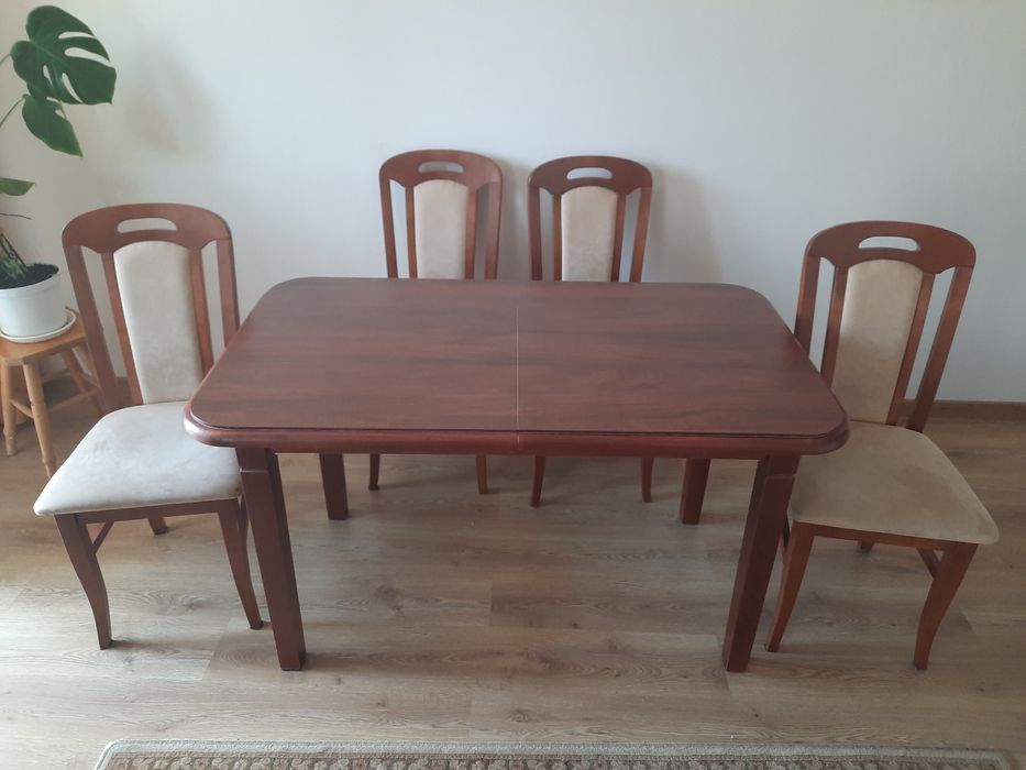 rozkładany stół pokojowy z 4 tapicerowanymi krzesłami