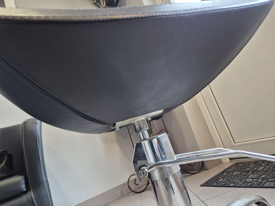 Sprzedam 2 fotele fryzjerskie