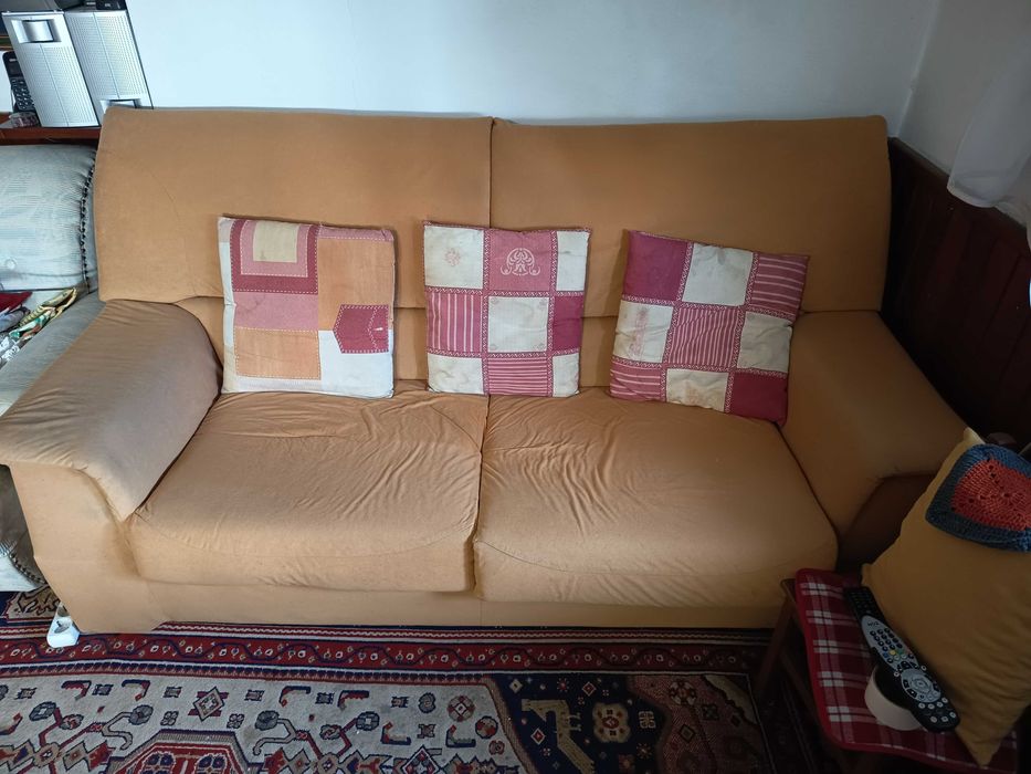 Sofá amarelo 3 lugares