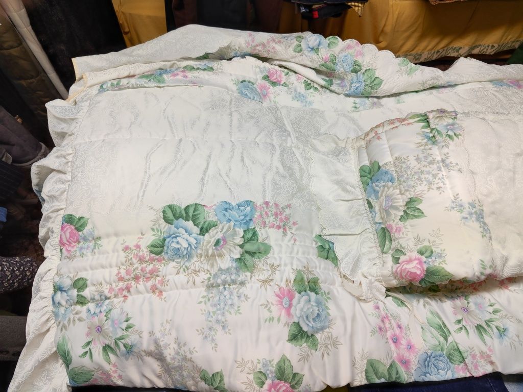 Colcha de cama de casal com duas almofadas e travesseiro