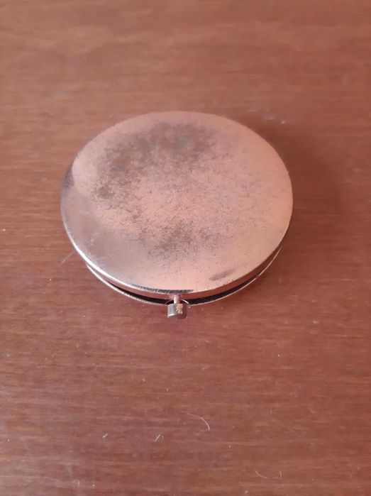 Lusterko kompaktowe okrągłe w kolorze różowego złota