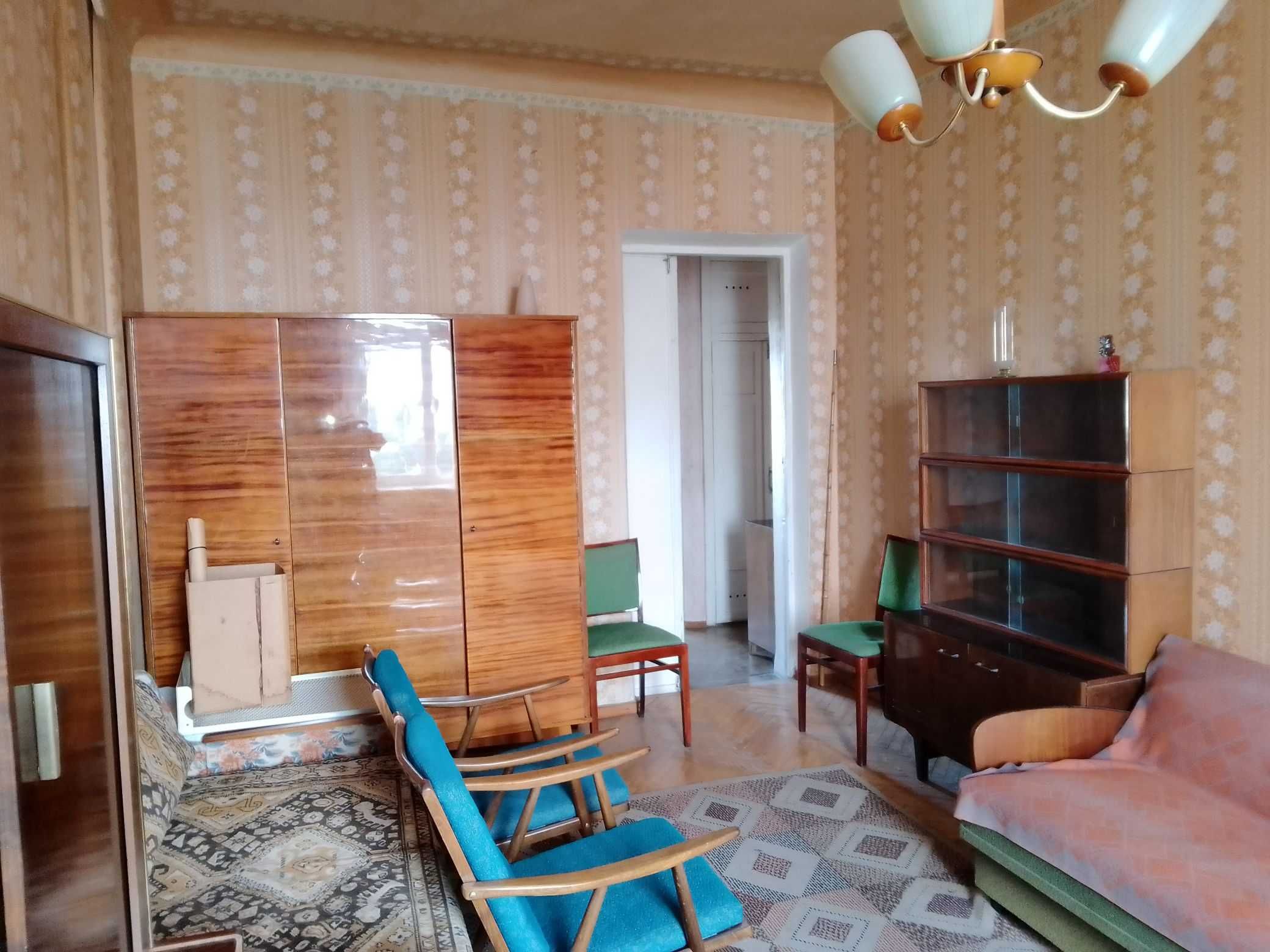 Продам без комісії видову трикімнатну квартиру на Володимирській, 9.