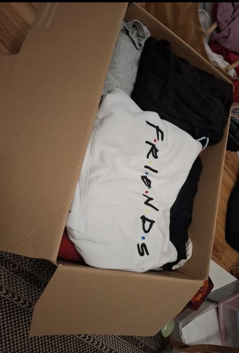 Ogromna paka ubran damskich