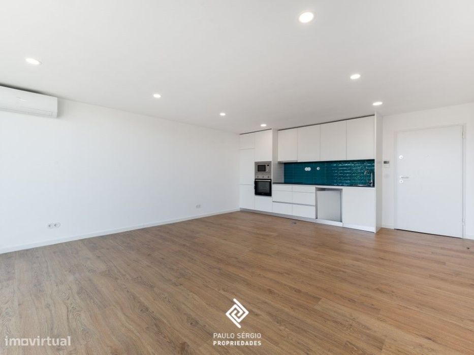 Arrenda-se T2 novo com varanda e piscina no Centro de Espinho.