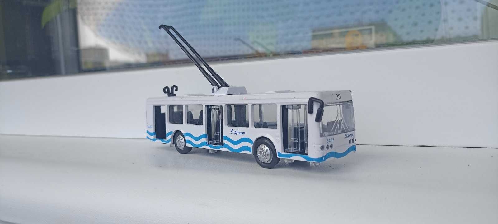 Троллейбус с брендом "ДНІПРО", металл, двери, штанги рабочии, 1:87