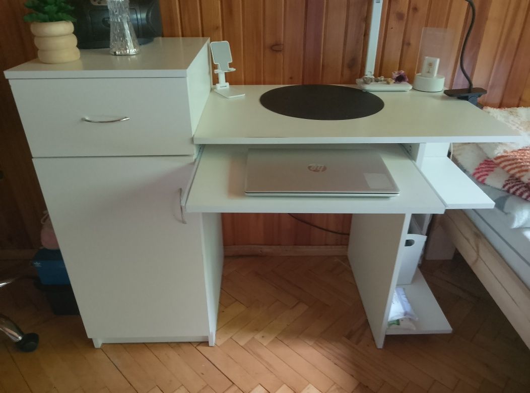 Biurko z szafką i półkami na komputer