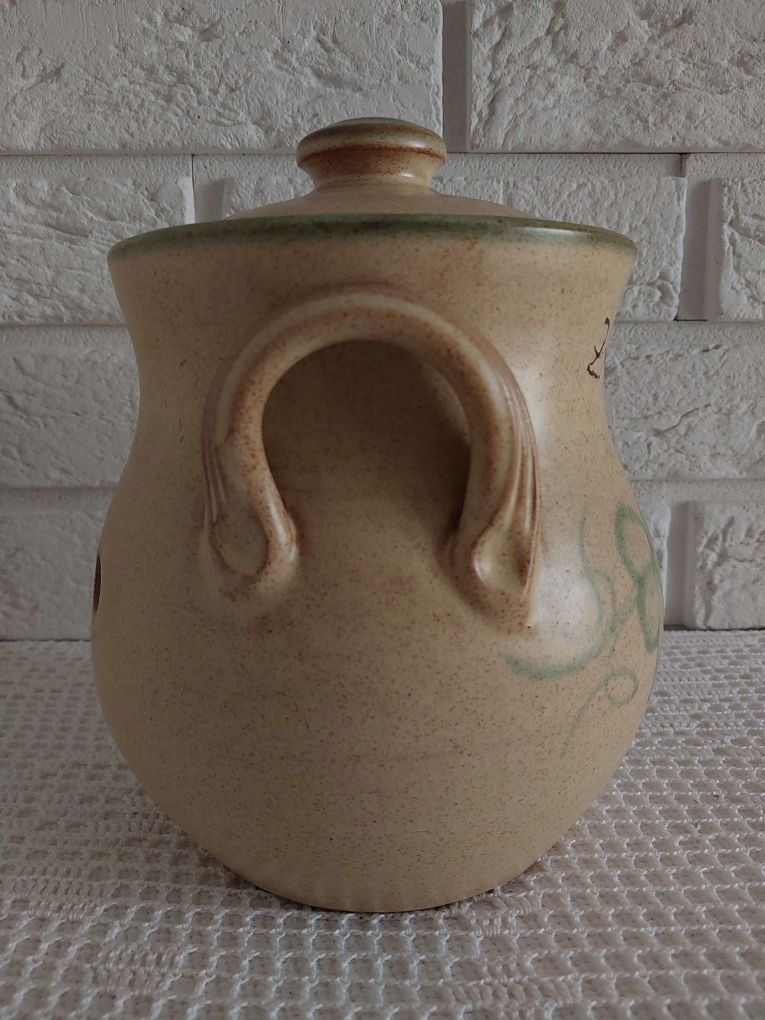 Ceramiczny pojemnik na cebulę lub czosnek.