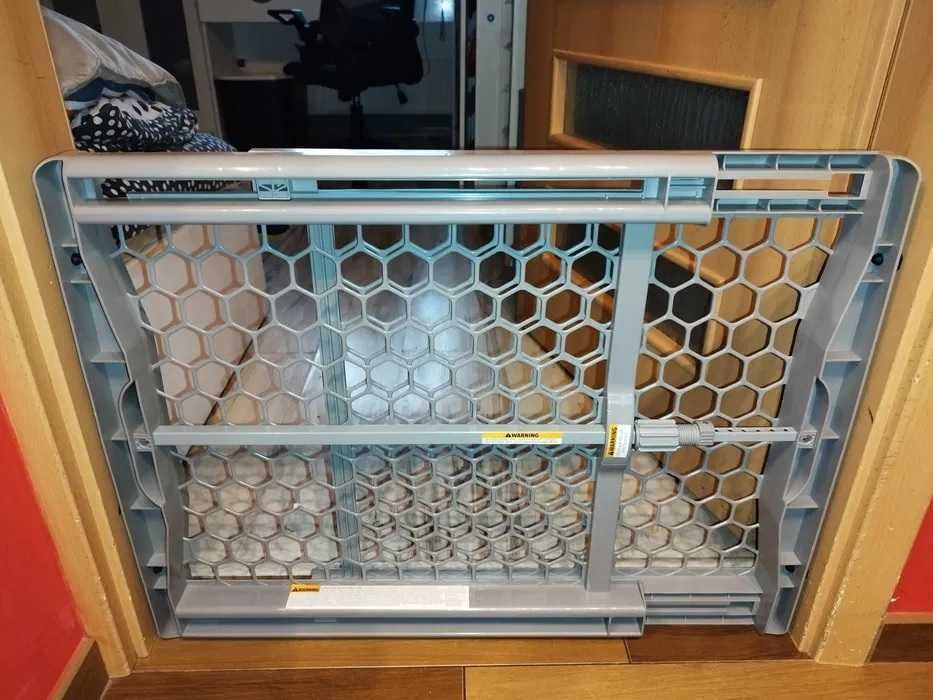 Plastikowy płotek / bramka dla psów - Carlson - regulowany - 71-107 cm