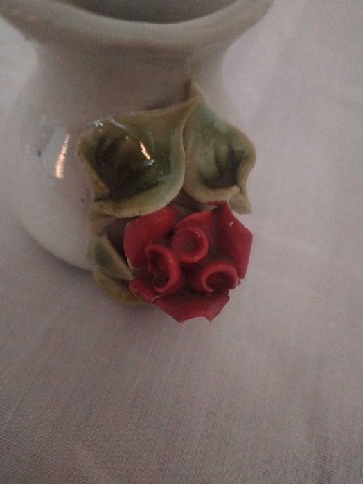 Wazonik z ceramiki, jest uroczy pochodzi z lat 70-tych