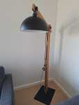 Lampa skandynawska stojąca klosz