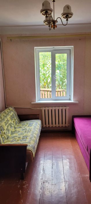 Задається кімната в приватному будинку для дівчаток.