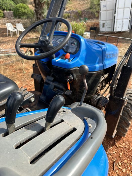 New Holland TC33 4x4 + Carregador Frontal + Alfaias