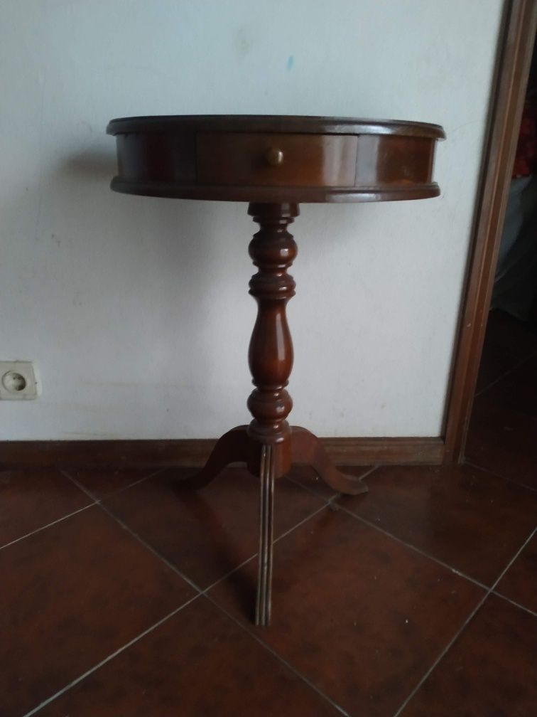 Mesa  antiga com gaveta de