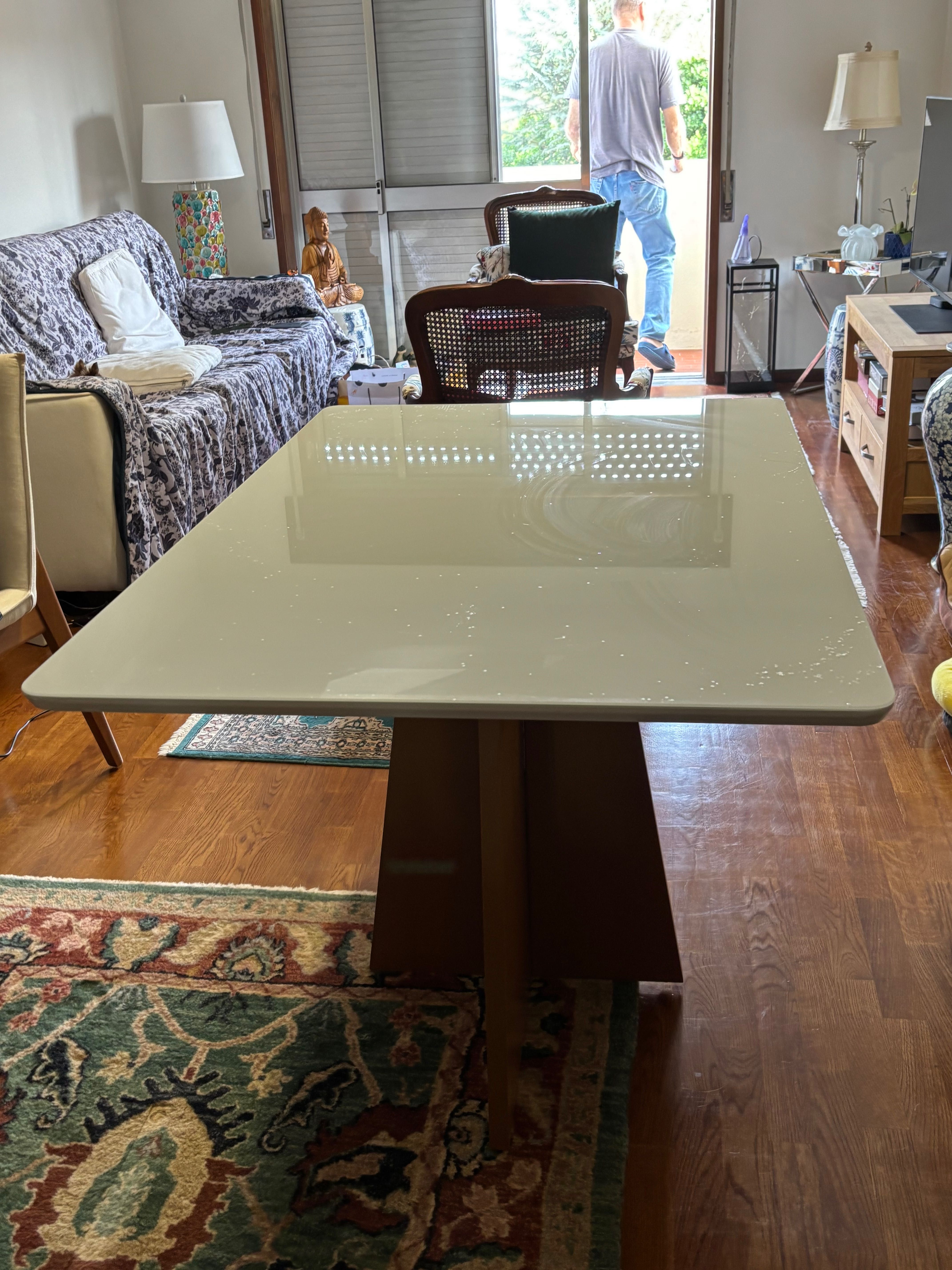 Mesa de sala com tampo em vidro