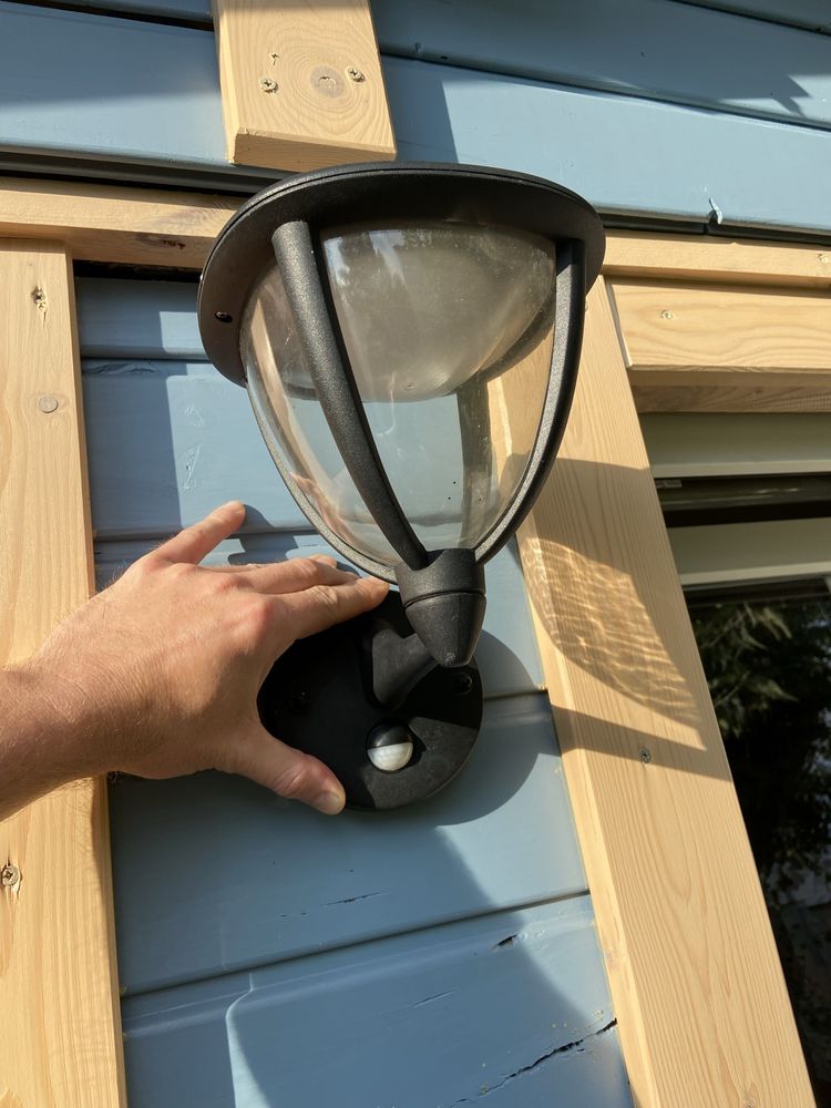 Lampa elewacyjna Philips LED z czujnikem ruchu i zmierzchu