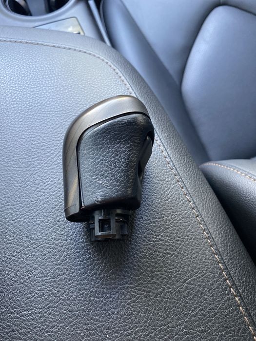 Ручка КПП Toyota Camry 70 з декоративною накладкою.
