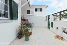 Moradia T4+3 composta por 4 pisos, salão de festas e garagem 4 carros